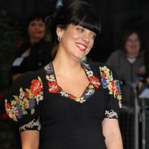 Lily Allen asteapta un baietel