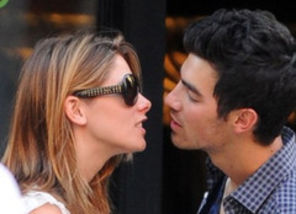 Joe Jonas a renuntat la inelul de puritate pentru Ashley Greene