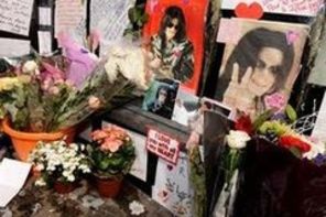 Fanii lui Michael Jackson, taxati cu 3 dolari pentru florile aduse la mormant