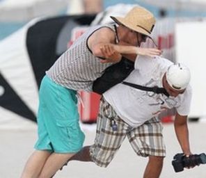 Adam Lambert a agresat un paparazzo (poze)