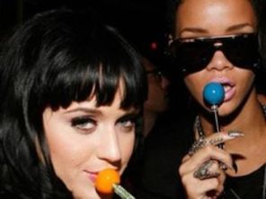 Katy Perry s-a distrat cu Rihanna la petrecerea burlacitei