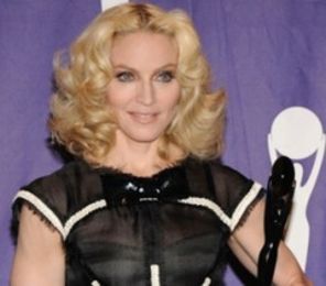 Un barbat care o hartuia pe Madonna, arestat