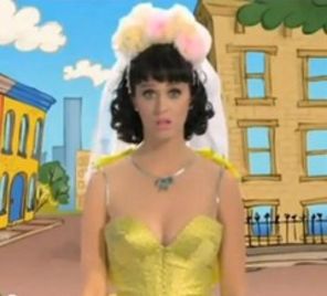 Katy Perry, pedepsita din cauza sanilor prea mari (video)
