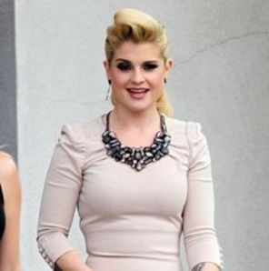 Kelly Osbourne, tinuta prizoniera la domiciliu de paparazzi