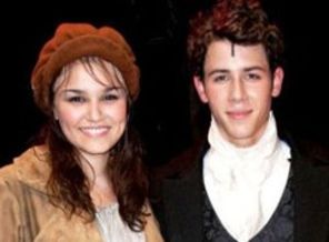 Nick Jonas flirteaza cu Samantha Barks
