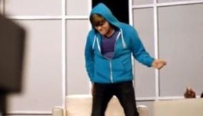 Michael Buble l-a imitat pe Justin Bieber in clipul Hollywood (video)
