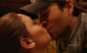 Enrique Iglesias continua sa se sarute cu fanele
