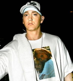 Eminem a filmat clip pentru `Crack A Bottle`