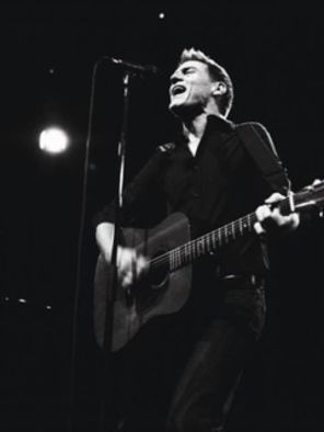Bryan Adams lanseaza Bare Bones