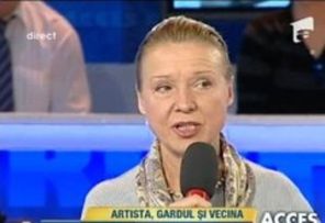 Artista Mihaela Mihai se cearta pe un gard (video)