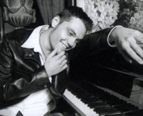 Tiziano Ferro are un iubit de peste 60 de ani