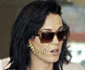 Katy Perry si-a pus inel indian in nas (foto)