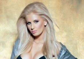 Andreea Banica, in sanul gol la Petrecerea Music Channel (foto)