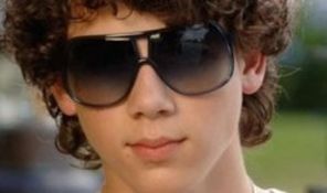 Nick Jonas a cazut pe scena (video)