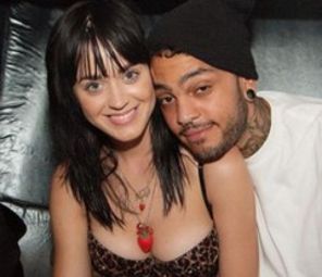 Travis McCoy ii transmite 'casa de piatra' lui Katy Perry