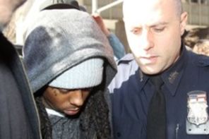 Lil Wayne sarbatoreste eliberarea la striptease