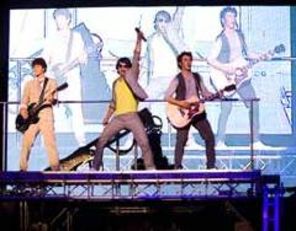 Fanii Jonas Brothers n-au bani de bilet?
