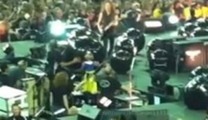 Chitaristul Metallica a impins un copil de pe scena (video)