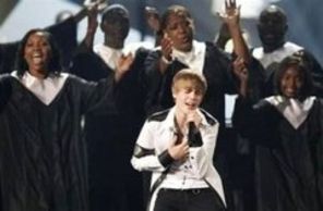 Justin Bieber a cantat Pray la American Music Awards 2010 (video)