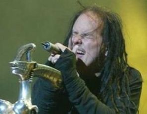 Solistul trupei Korn ravneste la droguri