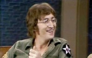 Versurile scrise de mana lui John Lennon, scoase la licitatie