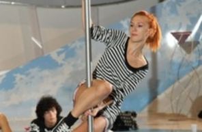 Adela Popescu si Paula Seling danseaza la bara (poze)