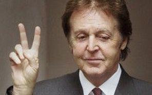 Paul McCartney a tras o cazatura zdravana pe scena (video)