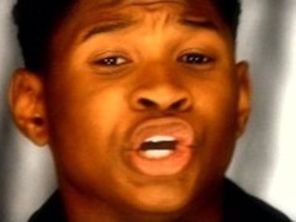 Usher, lovit cu piciorul in gura de o fana (video)
