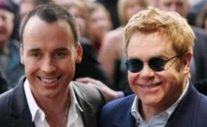 Elton John a devenit tatic de Craciun