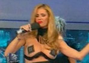 Andreea Banica ne arata sanii (video)