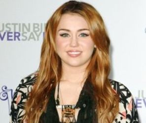 Miley Cyrus isi cere scuze pentru ca a fumat salvie
