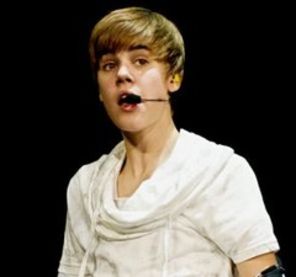 Suvitele din parul lui Justin Bieber, licitate cu 6000 $