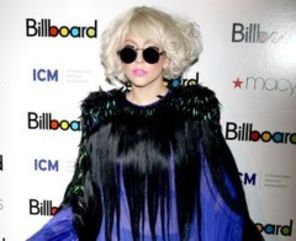 Lady Gaga ia platina pentru The Fame