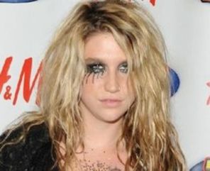 Kesha a baut sange pe scena (poze)