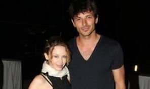 Kylie Minogue, sarut cu iubitul in concert (video)