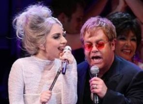 Lady Gaga va boteza copilul lui Elton John