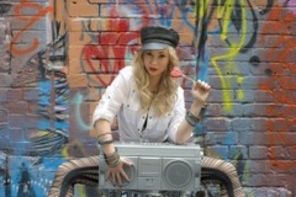 Xonia deschide concertul Kate Ryan
