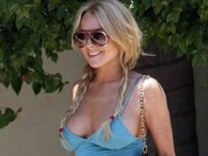Lindsay Lohan, in folosul comunitatii cu sanii la vedere (foto)