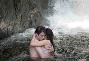 Robert Pattinson si Kristen Stewart, iubire sub cascada (foto)