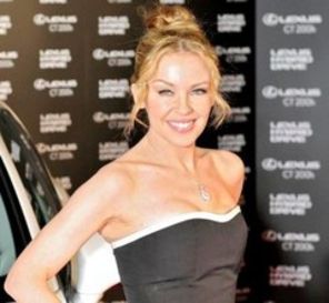 Kylie Minogue este propriul sau make-up artist