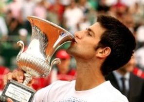 Tenismenul Novak Djokovic canta in romana o piesa de la Sistem (video)