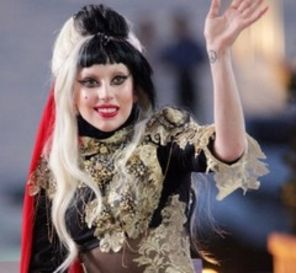 Lady GaGa a cantat la festivalul de Film de la Cannes 2011 (video)