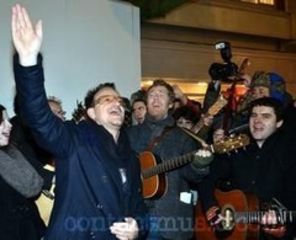 Bono si-a sarbatorit aniversarea cu fanii din Mexic