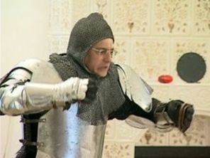 Catalin Crisan, imbracat in armura, face reclama la zahar