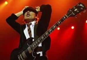 AC/DC nu-si lasa piesele la descarcat pe internet