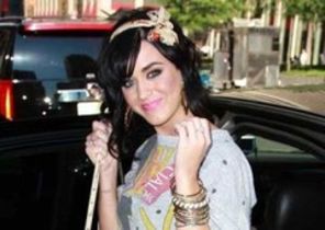 Katy Perry, tachinata in scoala din cauza sanilor mari