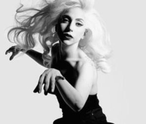 Lady GaGa a obtinut un nou record personal cu Born This Way