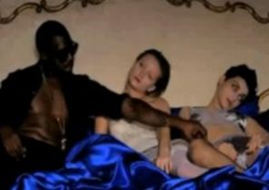 Kanye West, menage a trois cu cadavre (videoclip)