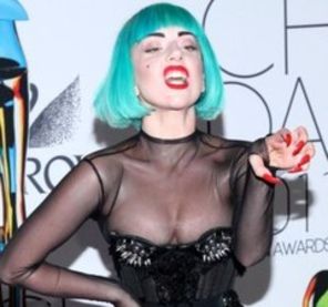 Lady Gaga, cu parul turcoaz la premiile de moda CDFA  2011