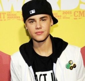 Castigatorii CMT Awards 2011: Taylor Swift, Justin Bieber